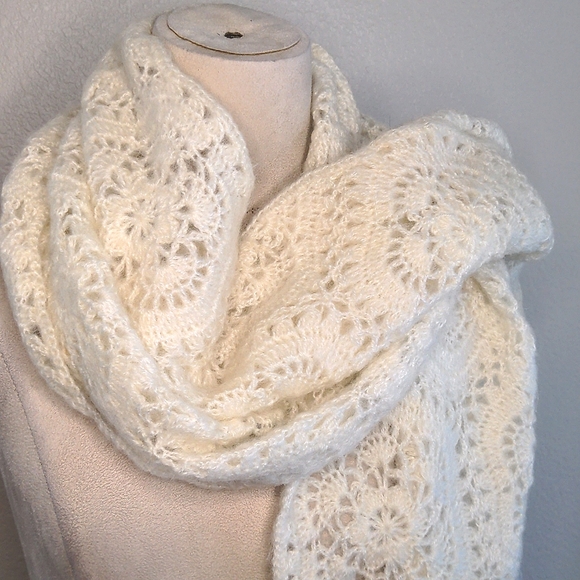 Vintage winter scarf ivory lace crochet wrap shawl scalloped fringed hem - Picture 4 of 8